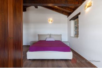 019 1024 08 Pazin Stone house with pool for sale