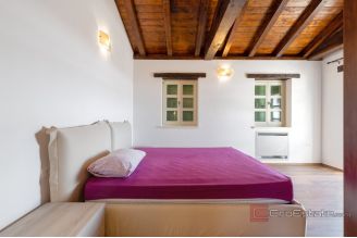 019 1024 08 Pazin Stone house with pool for sale