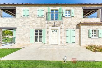 019 1024 08 Pazin Stone house with pool for sale