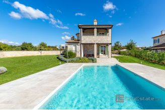 019 1024 08 Pazin Stone house with pool for sale