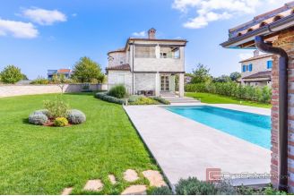 019 1024 08 Pazin Stone house with pool for sale
