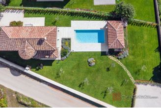 019 1024 08 Pazin Stone house with pool for sale