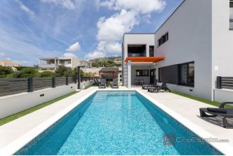 020 2047 17 Trogir Luxurious villa with three residental units for sale