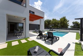 020 2047 17 Trogir Luxurious villa with three residental units for sale