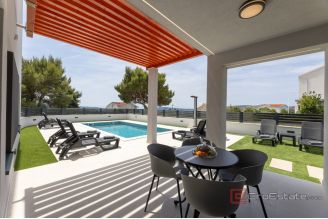 020 2047 17 Trogir Luxurious villa with three residental units for sale