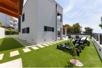 020 2047 17 Trogir Luxurious villa with three residental units for sale