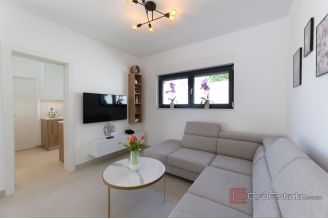 020 2047 17 Trogir Luxurious villa with three residental units for sale