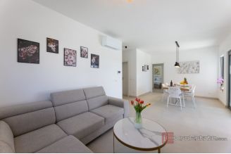 020 2047 17 Trogir Luxurious villa with three residental units for sale