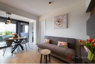 020 2047 17 Trogir Luxurious villa with three residental units for sale