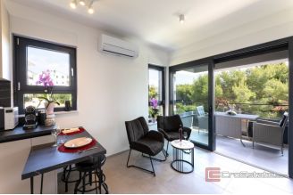 020 2047 17 Trogir Luxurious villa with three residental units for sale