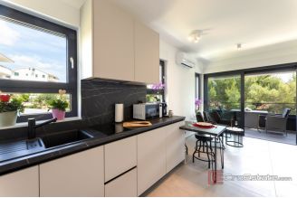 020 2047 17 Trogir Luxurious villa with three residental units for sale