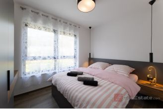 020 2047 17 Trogir Luxurious villa with three residental units for sale