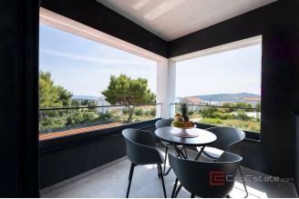 020 2047 17 Trogir Luxurious villa with three residental units for sale