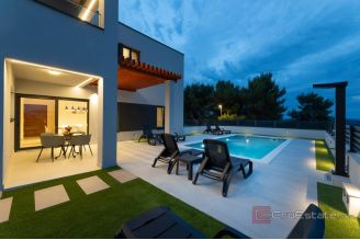 020 2047 17 Trogir Luxurious villa with three residental units for sale