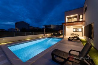 020 2047 17 Trogir Luxurious villa with three residental units for sale