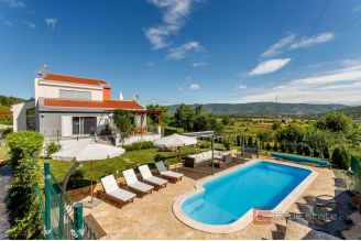 013 2016 619 Split area Spacious rural villa with pool for sale
