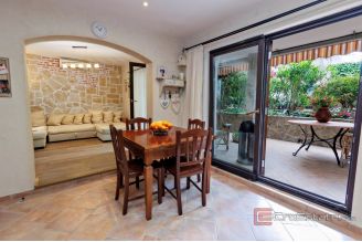 017 2045 24 Split Mejasi Three bedroom apartment with spacious courtyard for sale