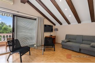 014 2044 27 Vodice Apartment house with restaurant for sale