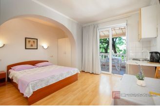 014 2044 27 Vodice Apartment house with restaurant for sale