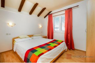 014 2044 27 Vodice Apartment house with restaurant for sale