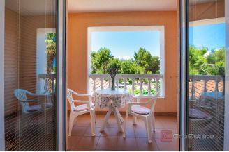 014 2044 27 Vodice Apartment house with restaurant for sale