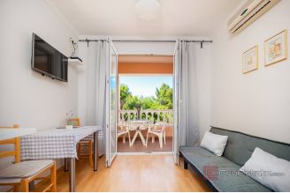 014 2044 27 Vodice Apartment house with restaurant for sale