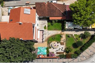 014 2044 27 Vodice Apartment house with restaurant for sale