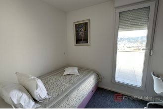 016 2045 27 Split Dragovode Spacious penthouse with a sea view for sale