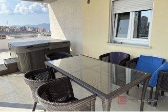 016 2045 27 Split Dragovode Spacious penthouse with a sea view for sale