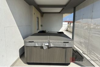 016 2045 27 Split Dragovode Spacious penthouse with a sea view for sale