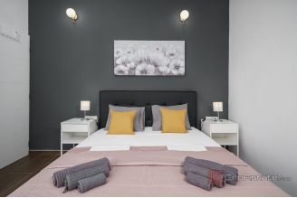013 2046 22 Ciovo Modern villa with six apartment units for sale