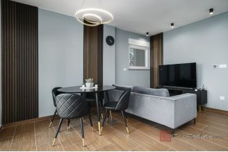 013 2046 22 Ciovo Modern villa with six apartment units for sale
