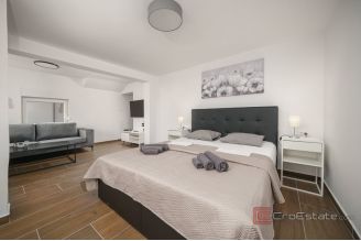 013 2046 22 Ciovo Modern villa with six apartment units for sale