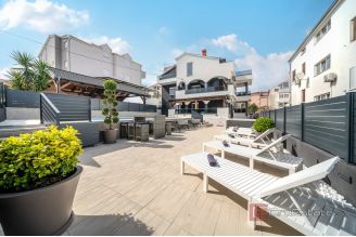 013 2046 22 Ciovo Modern villa with six apartment units for sale