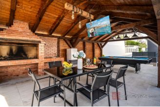 013 2046 22 Ciovo Modern villa with six apartment units for sale