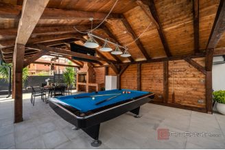 013 2046 22 Ciovo Modern villa with six apartment units for sale