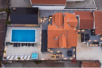 013 2046 22 Ciovo Modern villa with six apartment units for sale