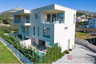 020 2035 172 Trogir Luxury villa with a sea view sale