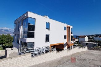 009 5314 30 Ciovo Roh bau villa with three residential buildings for sale