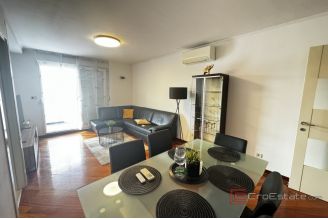 016 2030 80 Split Znjan Spacious three bedroom apartment for rent