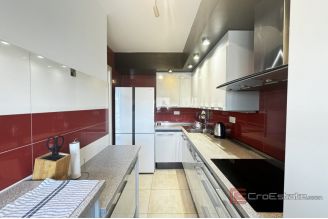 016 2030 80 Split Znjan Spacious three bedroom apartment for rent