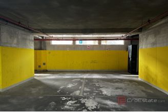 016 2030 80 Split Znjan Spacious three bedroom apartment for rent