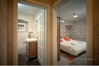 020 2049 07 Island of Hvar Stone house near the sea for sale