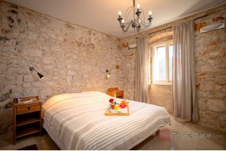020 2049 07 Island of Hvar Stone house near the sea for sale