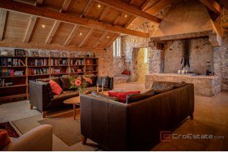 020 2049 07 Island of Hvar Stone house near the sea for sale