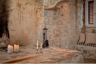 020 2049 07 Island of Hvar Stone house near the sea for sale