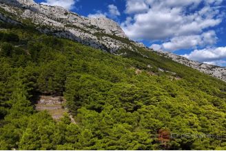 011 2029 80 Omis Building land with a sea view for sale