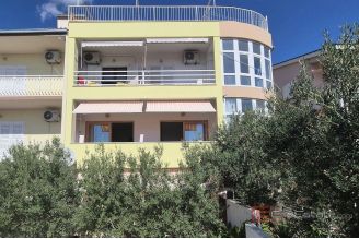 011 2047 25 Makarska Modern apartment with garage for sale