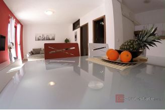 017 2021 393 Omis Apartment house in the first row to the sea sale