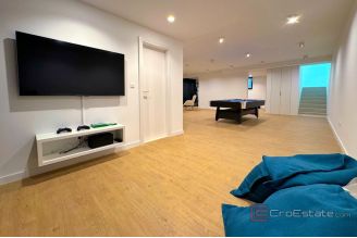 020 2031 144 near split modern villa with pool for sale